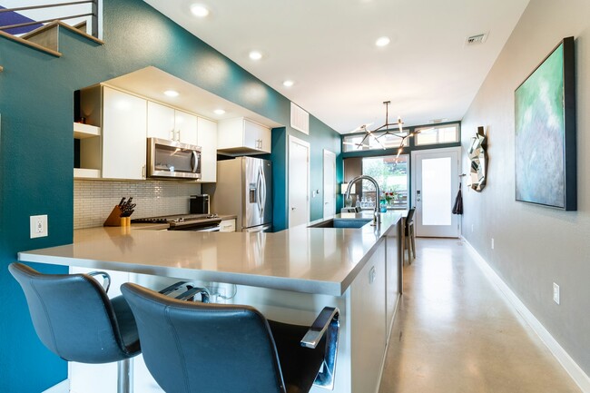 Building Photo - 2002 E 7th St