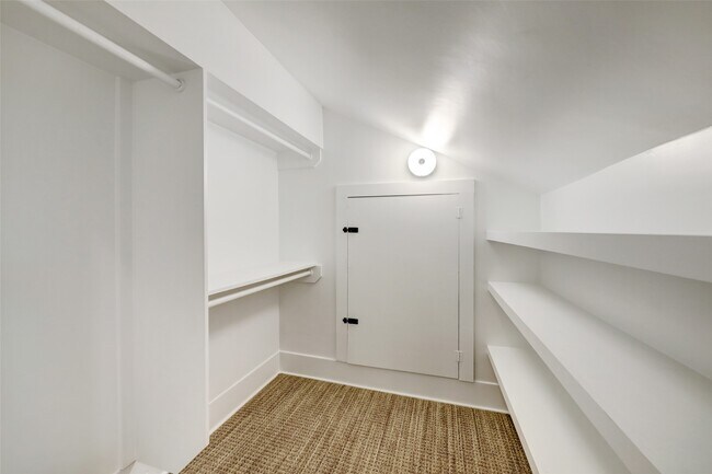 Building Photo - 303 W Clay St