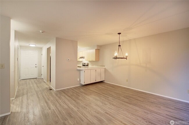 Building Photo - 2Bd/1.5Ba Kirkland Townhome