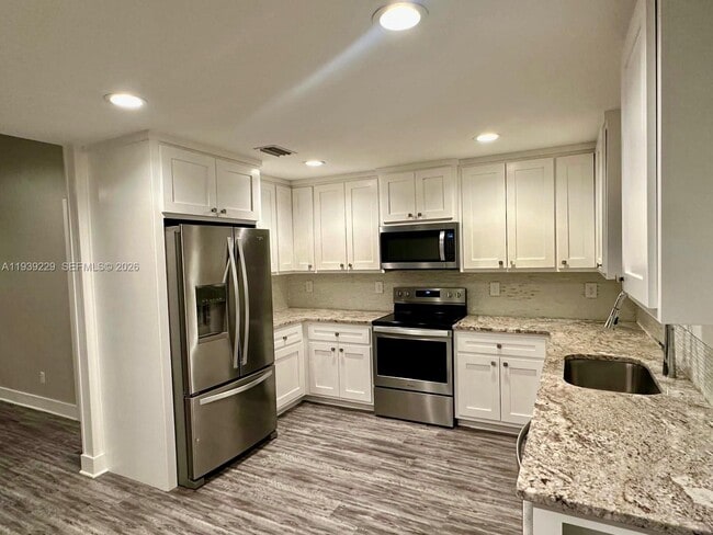 Building Photo - 399 SW Broderick Dr