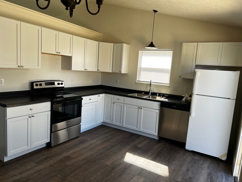 Building Photo - 122 Detchon Ct