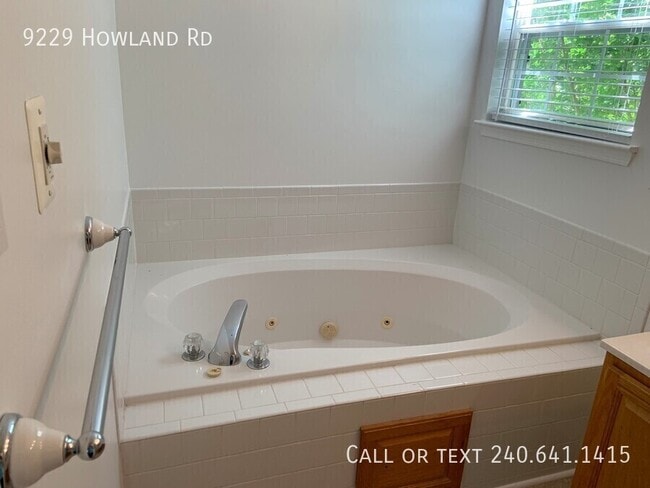 Building Photo - 9229 Howland Rd