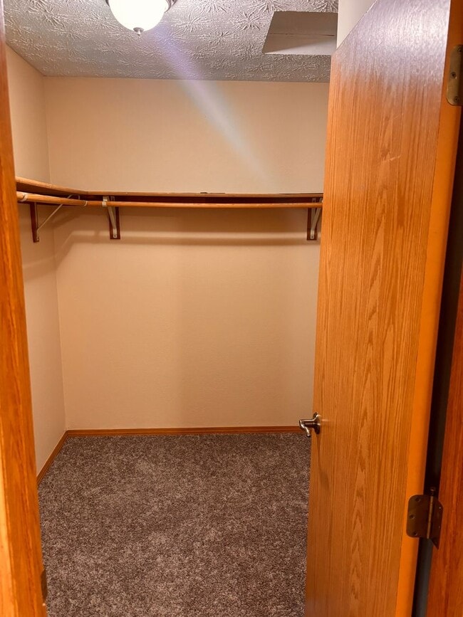 Building Photo - Updated 3 Bed / 2 Bath Turnagain Townhome!