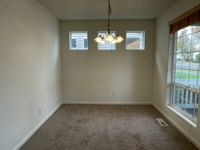 Building Photo - 5736 NE Hidden Creek Dr