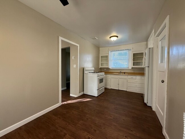 Building Photo - Fresh Paint!