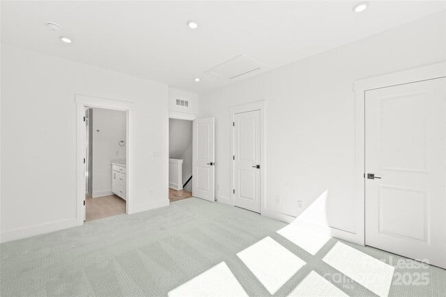 Building Photo - 425 Blairhill Rd