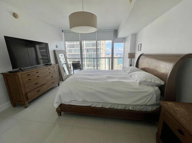 Building Photo - 485 Brickell Ave