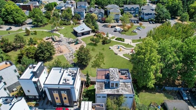 Building Photo - Air Conditioned Judkins Parkside Townhome ...
