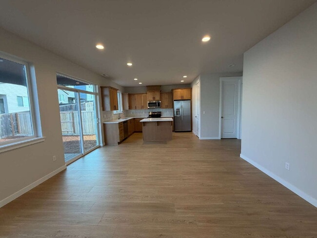 Building Photo - Brand New Estacada 3 bed/2 1/2 bath Home!