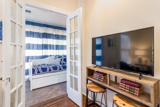 Building Photo - 418 E Myrtle St