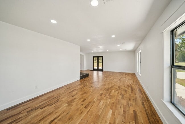 Building Photo - REIMAGINED/LIKE NEW...