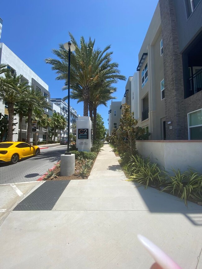 Building Photo - Tri-Level Townhouse in Irvine!