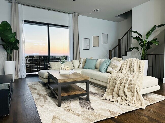 Primary Photo - 512 Secretariat Dr