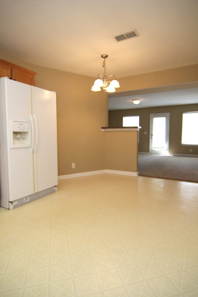 Building Photo - 323 Shoshone Pl