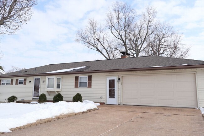 Building Photo - Beautiful 4 Bed 2 Bath w/2 Car Garage