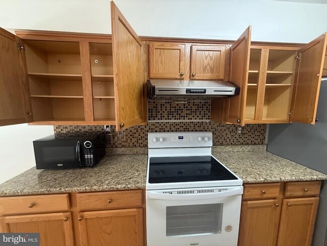 Building Photo - 28 Oak Shadows Ct