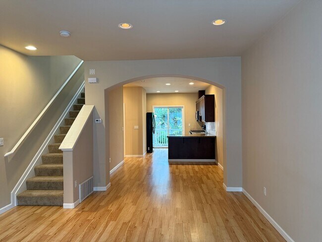 Building Photo - Beautiful 2 bed, 2.5 bath townhome located...