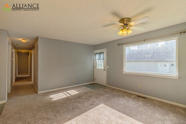 Building Photo - Spacious Rooms & Newer Carpet ~ Close to Downtown