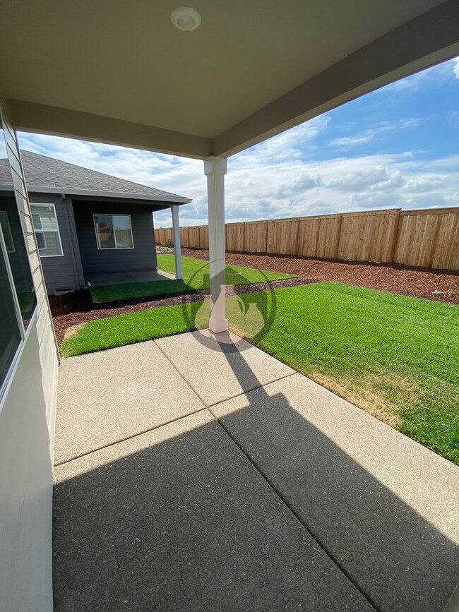 Building Photo - Beautiful Home in Woodburn Coming Soon