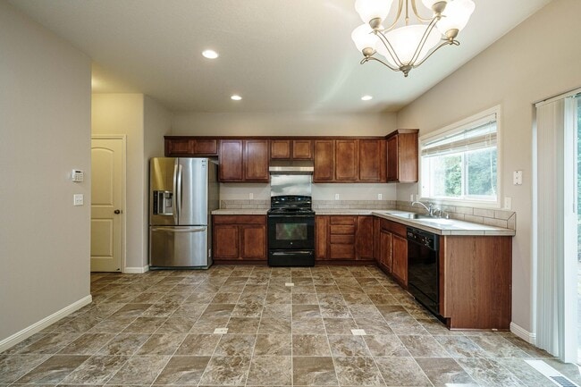 Building Photo - $500 Move In Special  4 Bedroom 2.5 Bath New Carpet and Fresh Paint