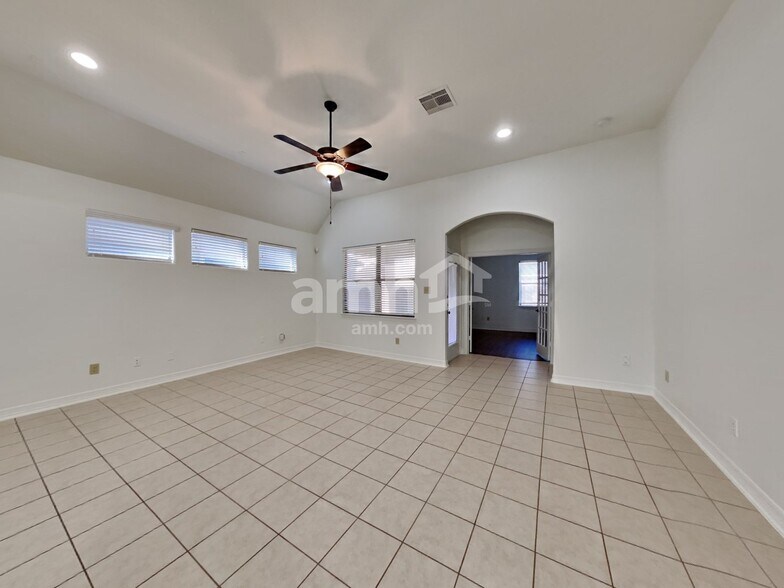 Building Photo - 10224 Forest Glade Ct