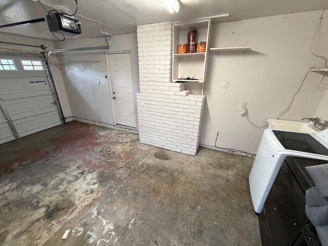 Building Photo - 3 Bedroom | 1 Bathroom | Single family with pool