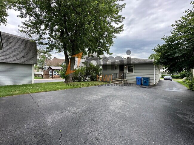 Building Photo - 408 E Clark St