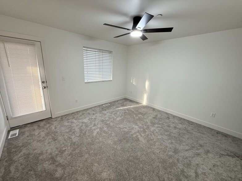 Building Photo - 4799 Topcrest Dr