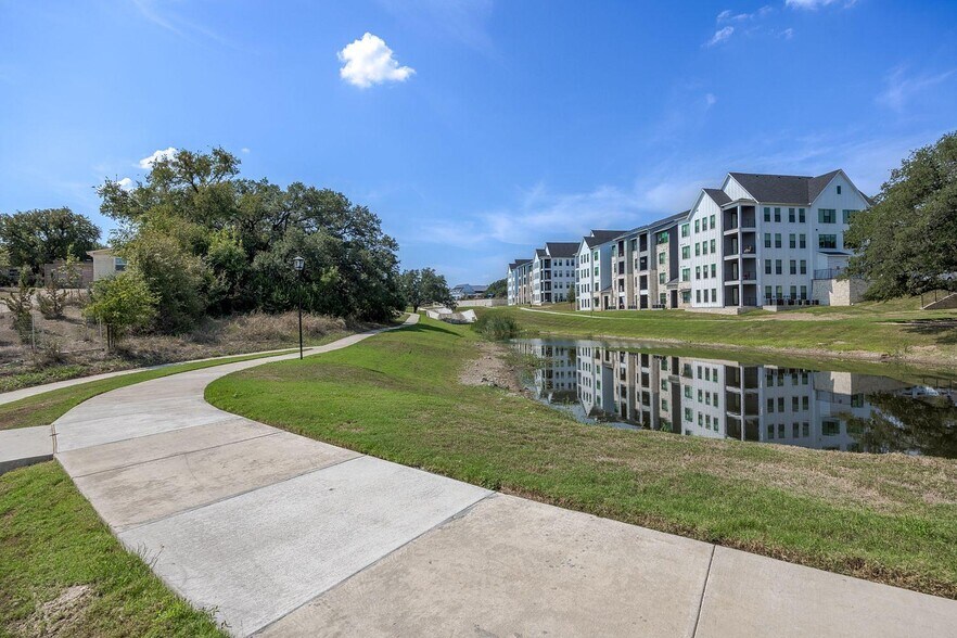 Building Photo - 210 Nottingham Ln