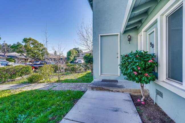 Building Photo - Conveniently located 2BR/1.5BA townhome style duplex unit in Sunnyvale