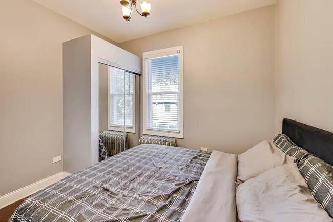 Building Photo - 1506 W Thome Ave