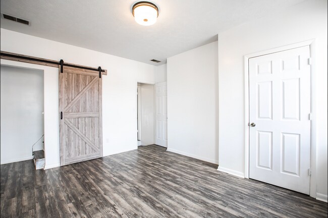 Building Photo - 415 E Carson St