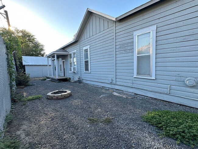 Building Photo - 614 SE Emigrant Ave