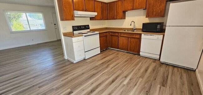 Building Photo - For Rent 3 bed 3 bath Plus 4th room or Off...