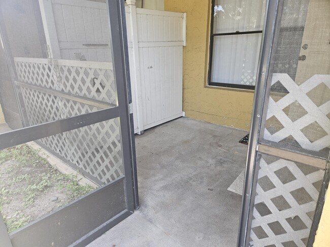 Building Photo - 7910 NW 70th Ct