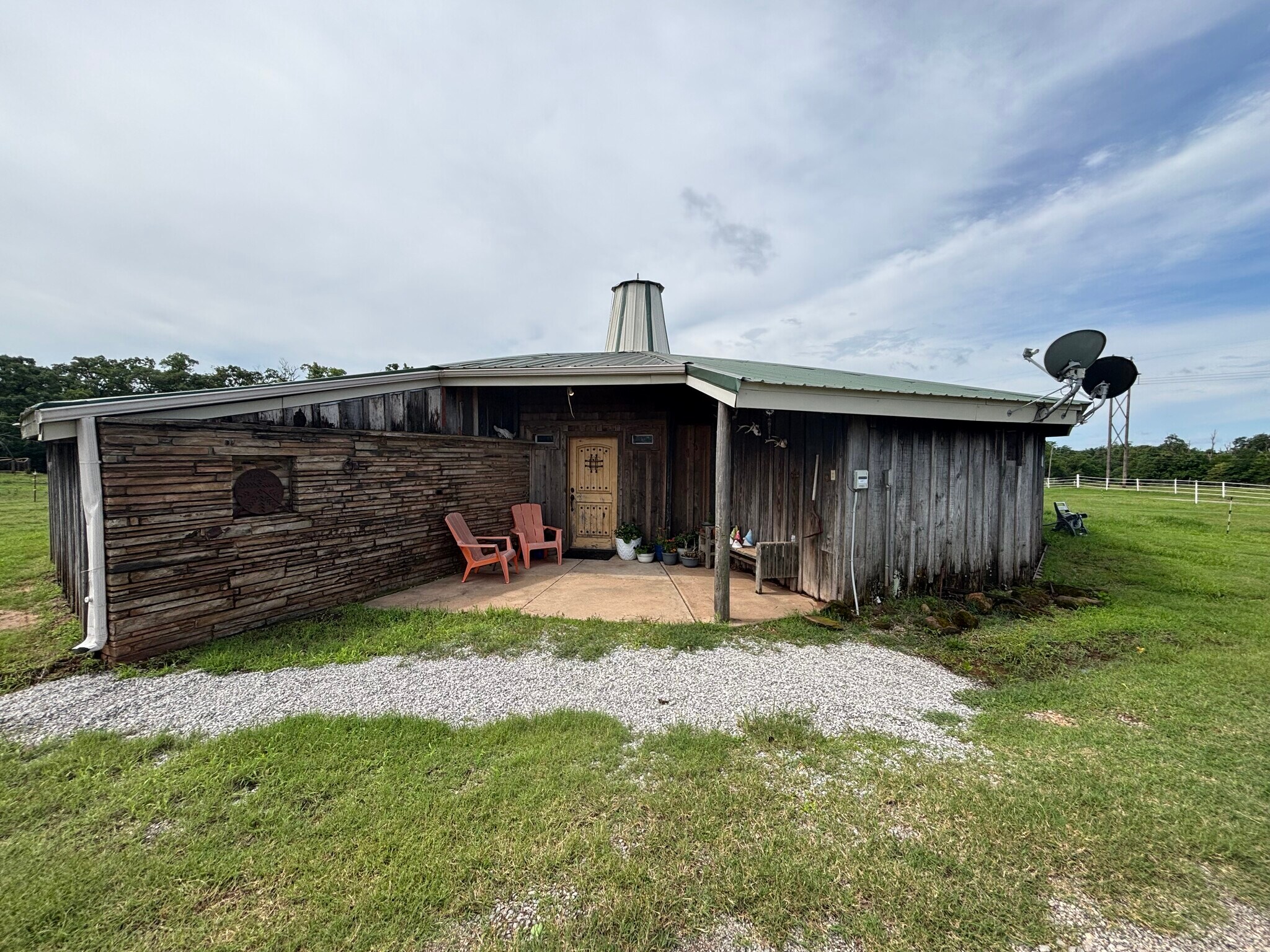 Barn Apartment, Horse Stalls available for additional charge. - 5202 E McElroy Rd