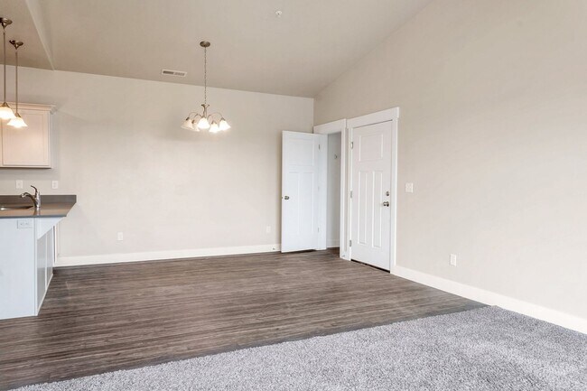 Building Photo - Beautiful Top Level Condo w 1 car garage