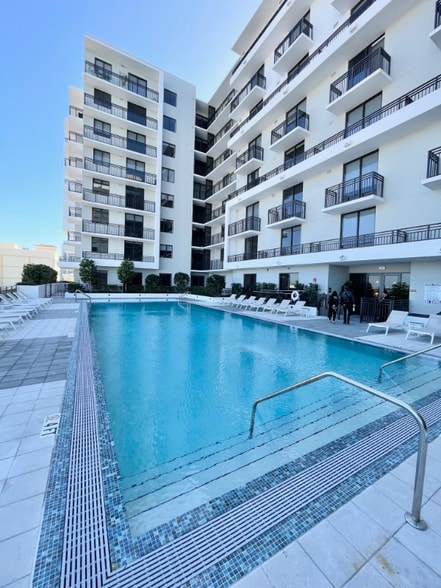 Building Photo - 1940 Van Buren St