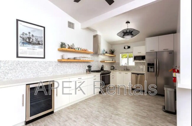 Building Photo - 547 N Sunrise Way