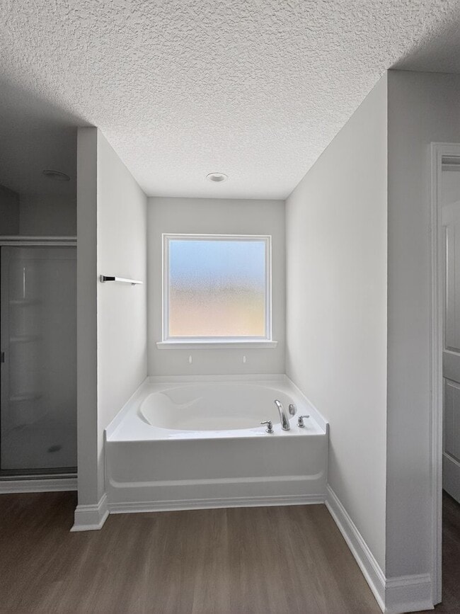 Building Photo - RATE DROP ALERT (was $2200/month) and MOVE-IN SPECIAL: 1st FULL MONTH'S RENT FREE**
