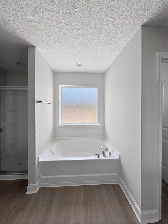 Building Photo - RATE DROP ALERT (was $2350/month) and MOVE-IN SPECIAL: 50% OFF 1ST MONTH'S RENT!**