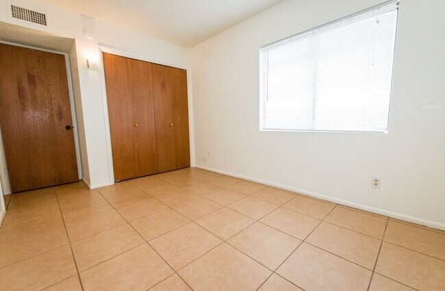 Building Photo - Charming Cul De Sac Home with Fireplace, Central A/C & Garage!