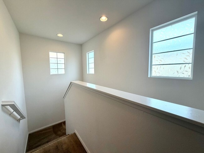 Building Photo - Stylish 2-Bedroom Living with Community Amenities