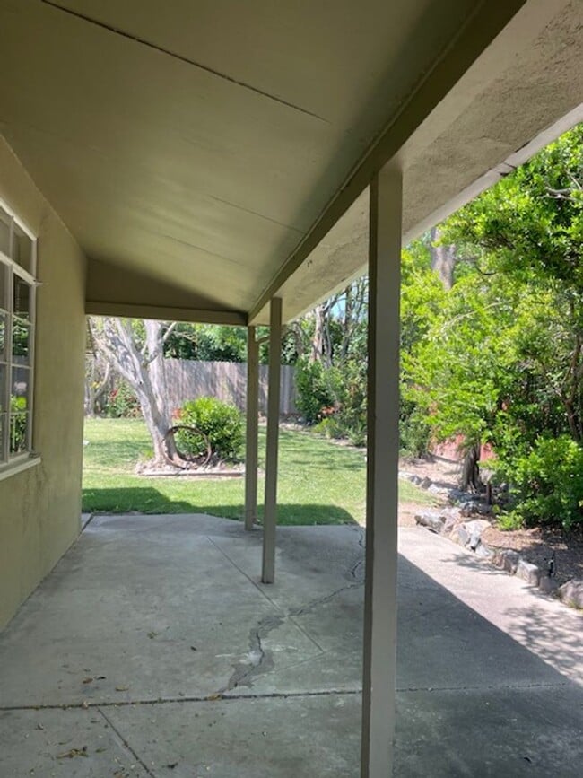 Building Photo - Charming 3 Bedroom Home on a Quiet Tree-Li...