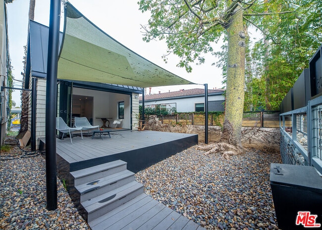 Building Photo - 205 Venice Way