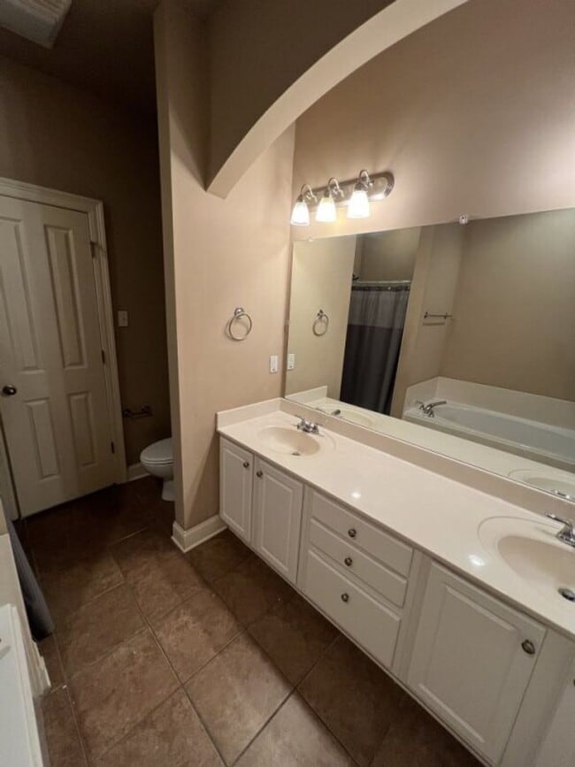 Building Photo - Newly updated! 3 bd, 2 bath condo in Zacha...