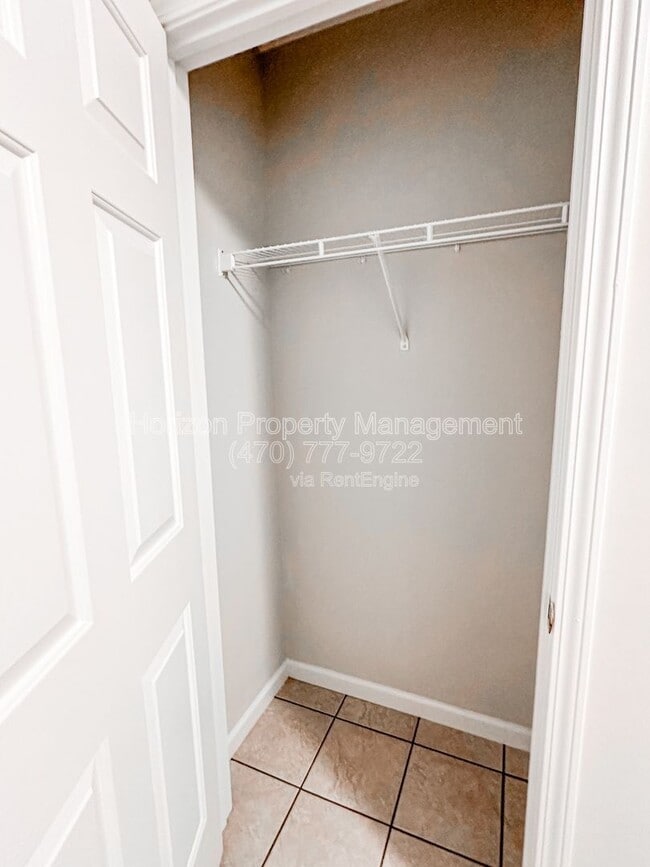 Building Photo - 3989 Hidden Hollow Dr