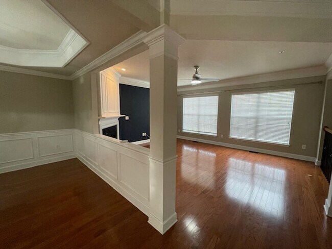 Building Photo - Midtowne