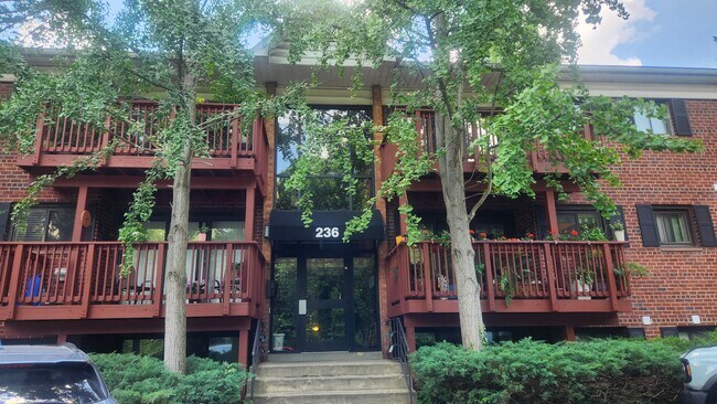 Primary Photo - Spacious Condo Close to King St Metro/Old ...