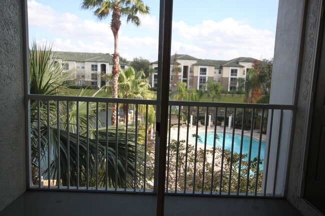 Building Photo - RIVERVIEW: 2 bed/1 bath, 3rd floor Condo